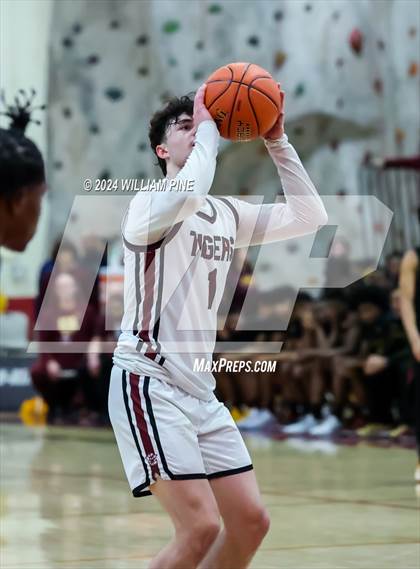 Thumbnail 2 in Mount Vernon @ Kingston (NYSPHSAA Regional Final) photogallery.