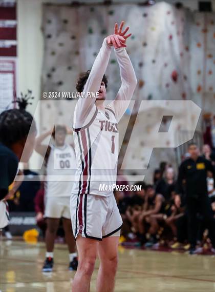 Thumbnail 3 in Mount Vernon @ Kingston (NYSPHSAA Regional Final) photogallery.