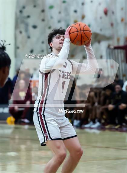 Thumbnail 2 in Mount Vernon @ Kingston (NYSPHSAA Regional Final) photogallery.