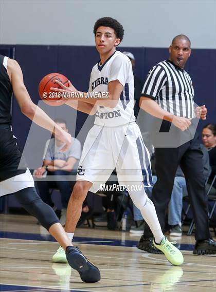 Thumbnail 1 in Foothills Christian vs Sierra Canyon (CIF Open Division Regional 1st Round) photogallery.