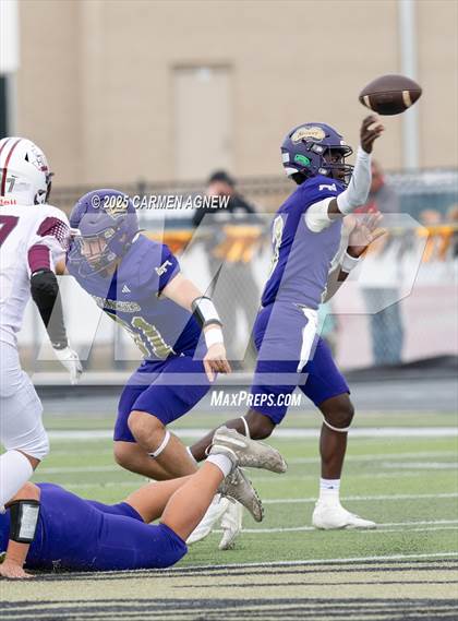 Thumbnail 3 in Shiner @ Iola (UIL 2A D2 Football Regional Semifinal) photogallery.