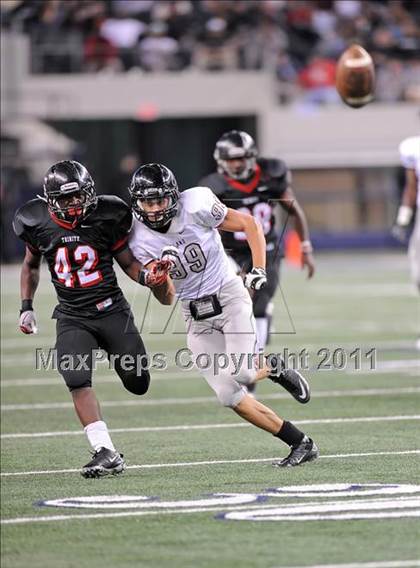 Thumbnail 2 in Trinity vs. Pearland (UIL 5A Division 1 Final) photogallery.