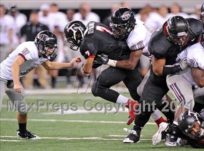 Thumbnail 3 in Trinity vs. Pearland (UIL 5A Division 1 Final) photogallery.