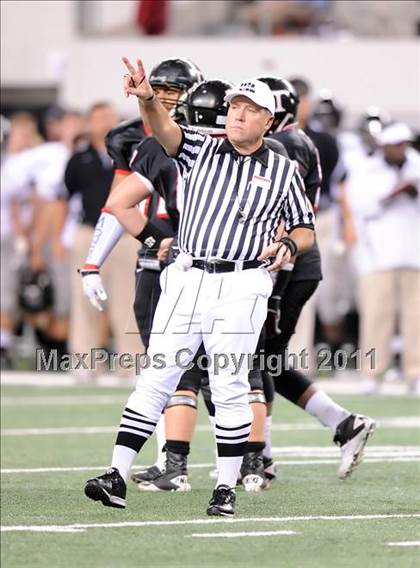 Thumbnail 3 in Trinity vs. Pearland (UIL 5A Division 1 Final) photogallery.