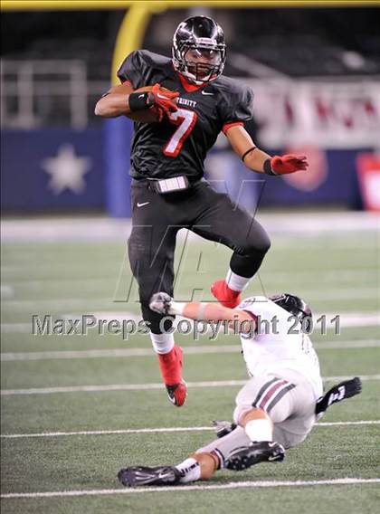 Thumbnail 3 in Trinity vs. Pearland (UIL 5A Division 1 Final) photogallery.