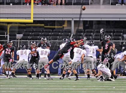 Thumbnail 3 in Trinity vs. Pearland (UIL 5A Division 1 Final) photogallery.