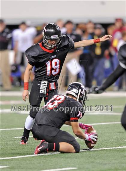 Thumbnail 2 in Trinity vs. Pearland (UIL 5A Division 1 Final) photogallery.
