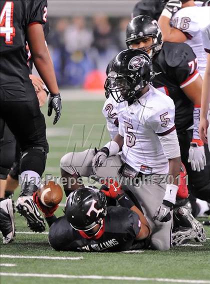 Thumbnail 1 in Trinity vs. Pearland (UIL 5A Division 1 Final) photogallery.