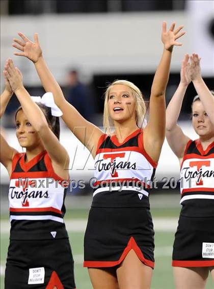 Thumbnail 3 in Trinity vs. Pearland (UIL 5A Division 1 Final) photogallery.
