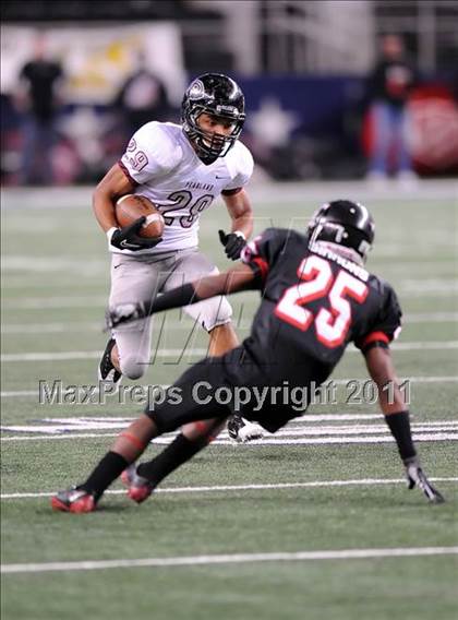 Thumbnail 2 in Trinity vs. Pearland (UIL 5A Division 1 Final) photogallery.