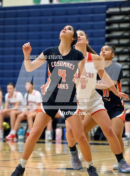 Thumbnail 1 in JV: Cosumnes Oaks vs. Bella Vista (Rumble on the River) photogallery.