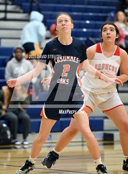 Thumbnail 2 in JV: Cosumnes Oaks vs. Bella Vista (Rumble on the River) photogallery.