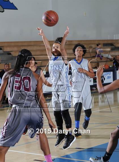 Thumbnail 3 in Cathedral City vs. Rancho Mirage (MaxPreps Holiday Classic) photogallery.