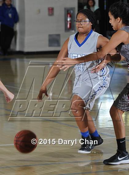Thumbnail 2 in Cathedral City vs. Rancho Mirage (MaxPreps Holiday Classic) photogallery.