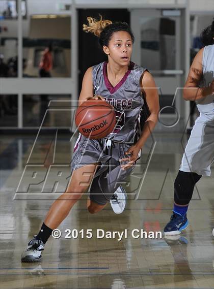 Thumbnail 2 in Cathedral City vs. Rancho Mirage (MaxPreps Holiday Classic) photogallery.