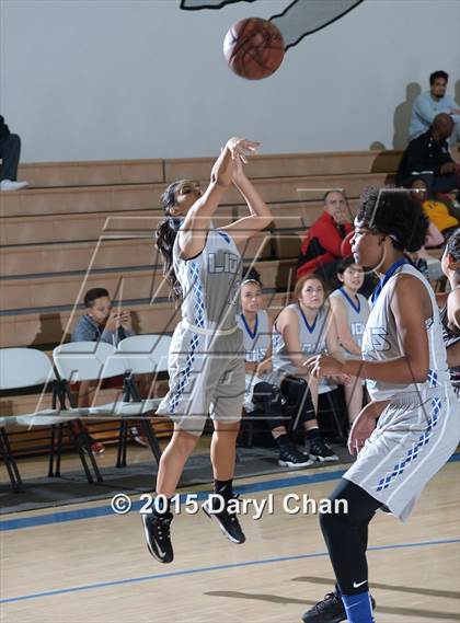Thumbnail 3 in Cathedral City vs. Rancho Mirage (MaxPreps Holiday Classic) photogallery.