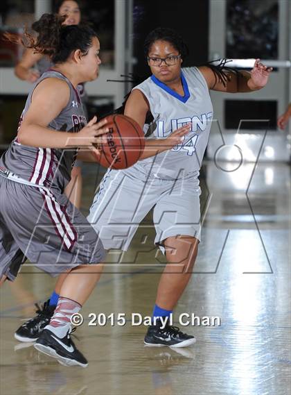 Thumbnail 3 in Cathedral City vs. Rancho Mirage (MaxPreps Holiday Classic) photogallery.