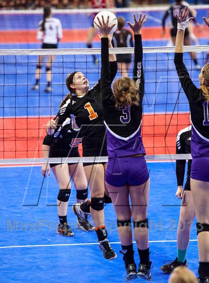 Thumbnail 2 in Bayfield vs. Lamar (CHSAA 3A Pool 1) photogallery.