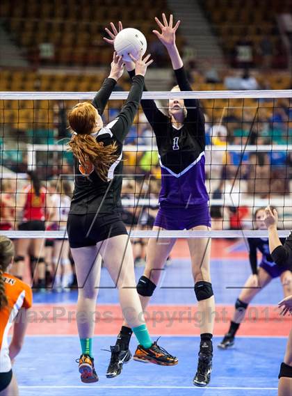Thumbnail 2 in Bayfield vs. Lamar (CHSAA 3A Pool 1) photogallery.
