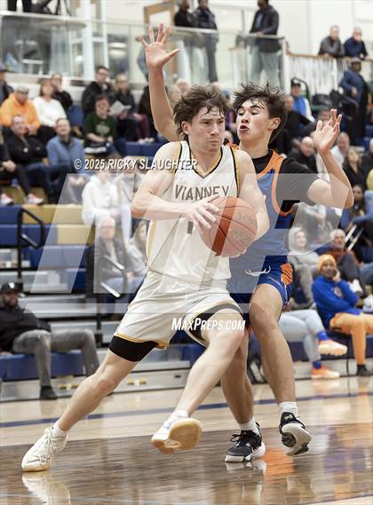 Thumbnail 1 in Clayton vs  Vianney (Rotating 8 Tournament) photogallery.