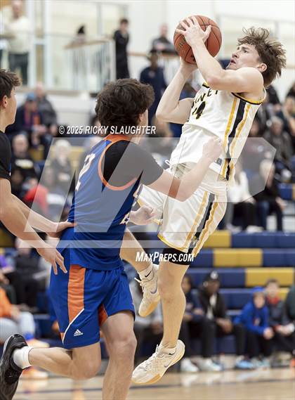 Thumbnail 2 in Clayton vs  Vianney (Rotating 8 Tournament) photogallery.