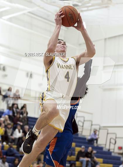 Thumbnail 2 in Clayton vs  Vianney (Rotating 8 Tournament) photogallery.