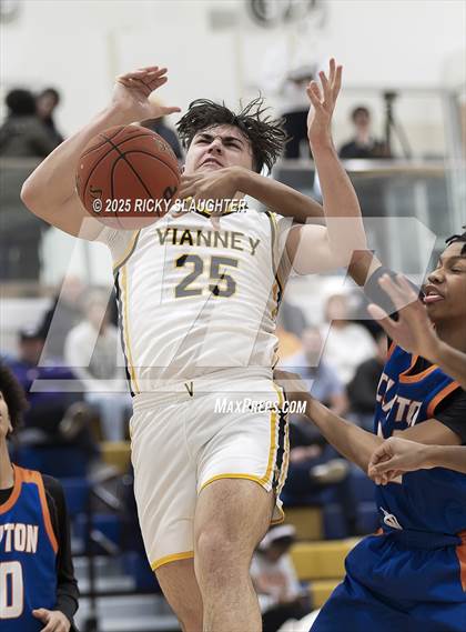 Thumbnail 2 in Clayton vs  Vianney (Rotating 8 Tournament) photogallery.