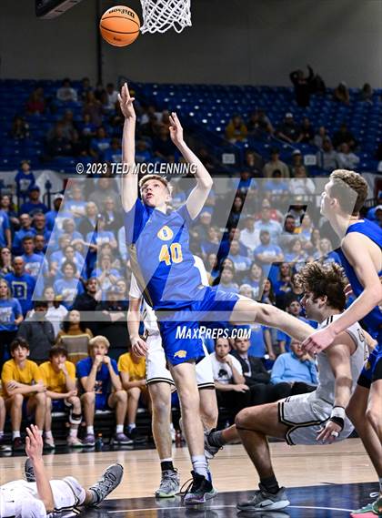 Thumbnail 1 in Manila vs. Bergman (AAA 3A State Final) photogallery.