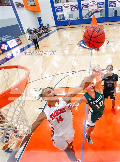 Thumbnail 1 in Manatee vs Sarasota Boys Basketball Allstar Game photogallery.