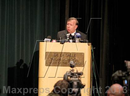 Thumbnail 2 in De La Salle's Bob Ladouceur press conference photogallery.