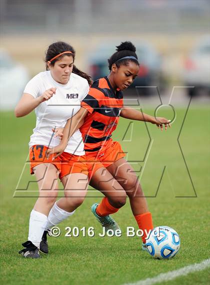Thumbnail 1 in Hoover vs. McGill-Toolen (Southern Invitational Shootout 2016) photogallery.
