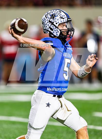 Thumbnail 1 in Navasota vs. Bridge City (UIL Football 4A D1 Area) photogallery.