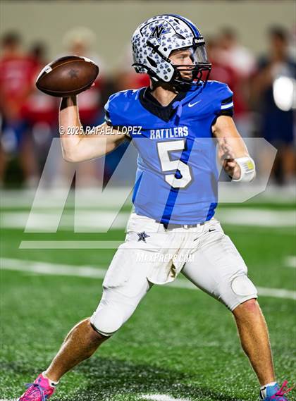 Thumbnail 3 in Navasota vs. Bridge City (UIL Football 4A D1 Area) photogallery.