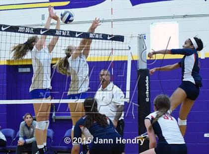 Thumbnail 2 in Santa Margarita vs Sacred Heart (Durango Fall Classic) photogallery.