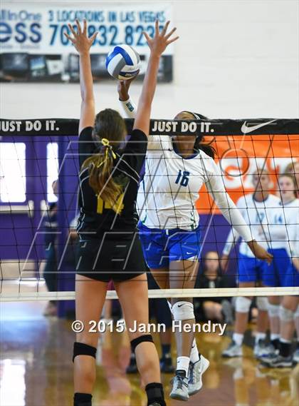 Thumbnail 3 in Xavier College Prep vs La Costa Canyon (Durango Fall Classic) photogallery.
