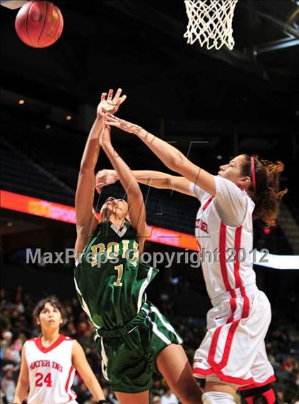 Thumbnail 3 in Mater Dei vs. Long Beach Poly (CIF D1 SoCal Regional Final) photogallery.