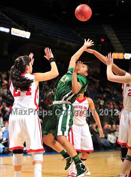 Thumbnail 3 in Mater Dei vs. Long Beach Poly (CIF D1 SoCal Regional Final) photogallery.