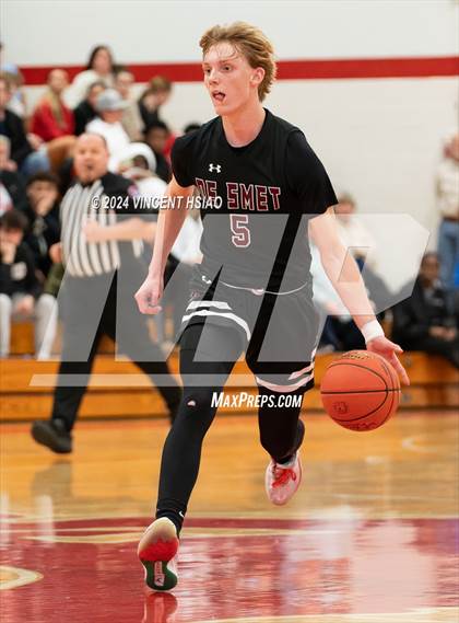 Thumbnail 3 in Ladue Horton Watkins vs. De Smet Jesuit (MSHSAA Class 5 District 3 Final) photogallery.