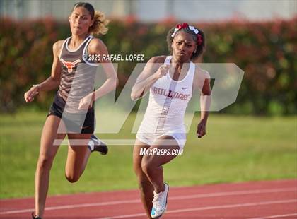 Thumbnail 1 in Panther Relays (200M) photogallery.