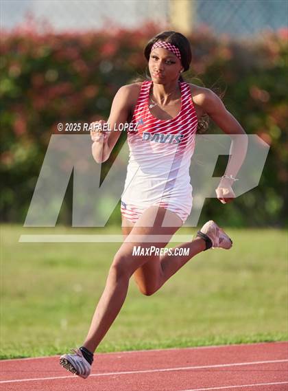 Thumbnail 3 in Panther Relays (200M) photogallery.