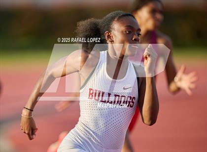 Thumbnail 1 in Panther Relays (200M) photogallery.
