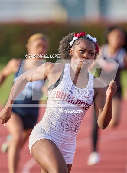 Thumbnail 2 in Panther Relays (200M) photogallery.