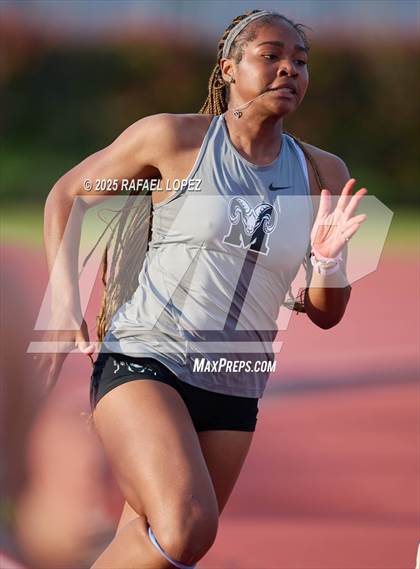 Thumbnail 1 in Panther Relays (200M) photogallery.
