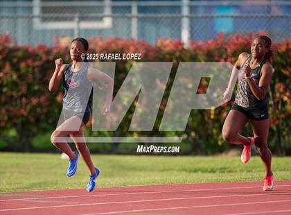 Thumbnail 3 in Panther Relays (200M) photogallery.