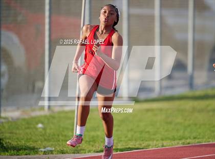 Thumbnail 1 in Panther Relays (200M) photogallery.