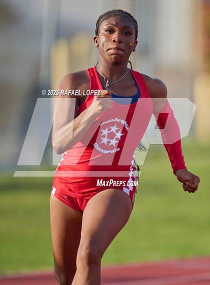 Thumbnail 2 in Panther Relays (200M) photogallery.