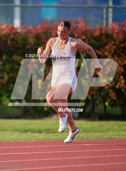 Thumbnail 2 in Panther Relays (200M) photogallery.