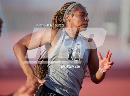 Thumbnail 2 in Panther Relays (200M) photogallery.