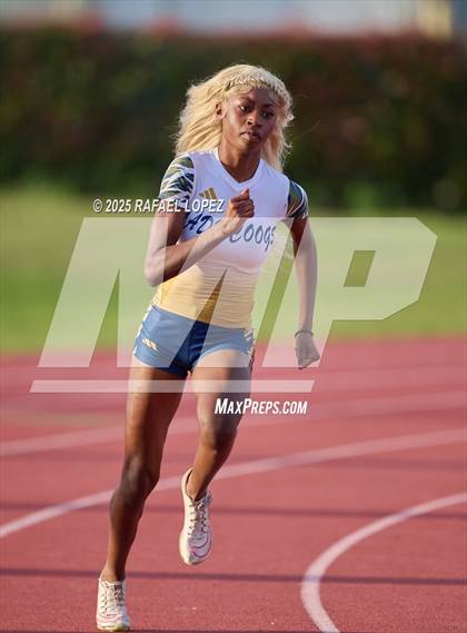 Thumbnail 3 in Panther Relays (200M) photogallery.