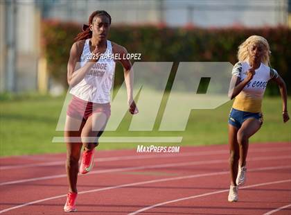 Thumbnail 2 in Panther Relays (200M) photogallery.